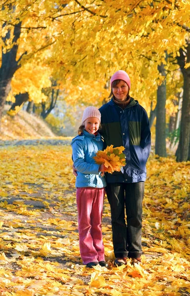 Sonbaharda akçaağaç Park aile — Stok fotoğraf