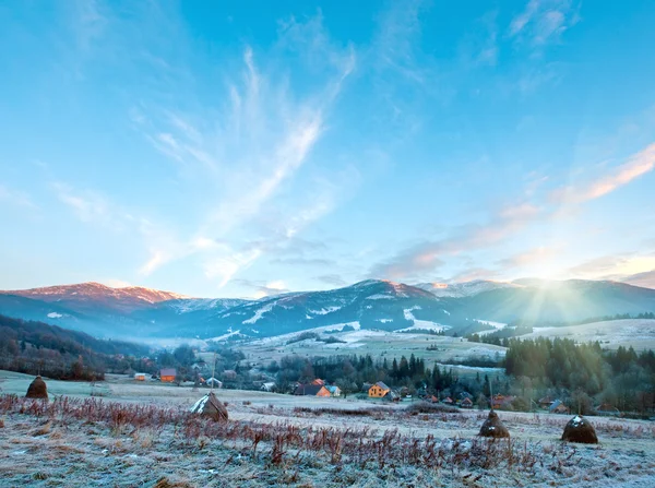 Primeiro outono geadas e nascer do sol na montanha — Fotografia de Stock