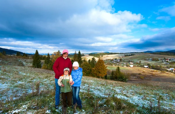 Eerste winter sneeuw en herfst kleurrijke gebladerte op berg — Stockfoto