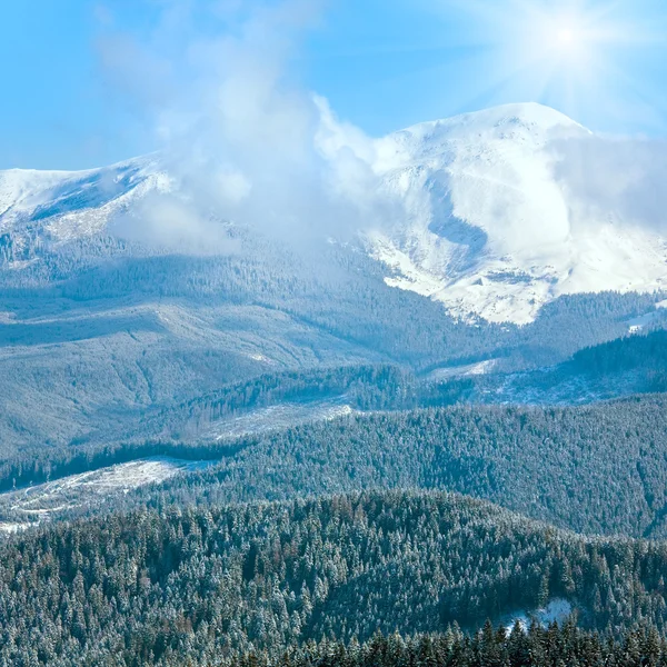 朝曇り冬の山の風景. — ストック写真