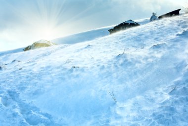 winter besneeuwde en winderig bergzicht