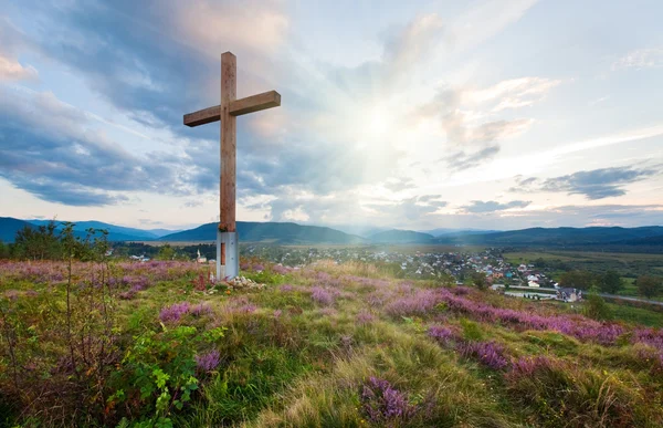 Soirée d'été vue campagne avec croix en bois — Photo