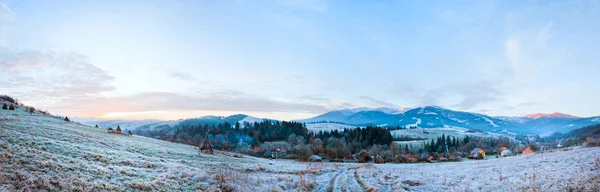 Första höst frost och soluppgång i berg — Stockfoto