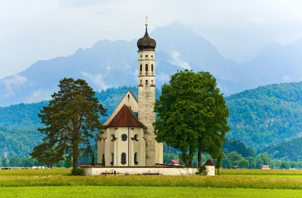 Castelo de Neuschwanstein na Alemanha e igreja perto — Fotografia de Stock
