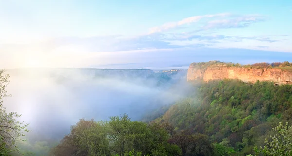 Morgon dimmig vy från toppen av mangup forntida bosättning — Stockfoto