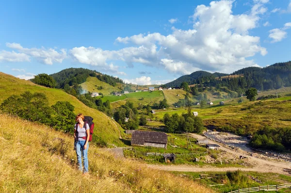 Sommaren mountain village landskap — Stockfoto