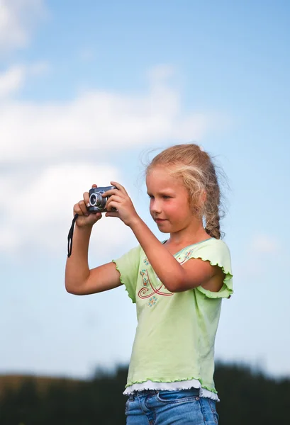 Kleines Mädchen mit Fotokamera — Stockfoto