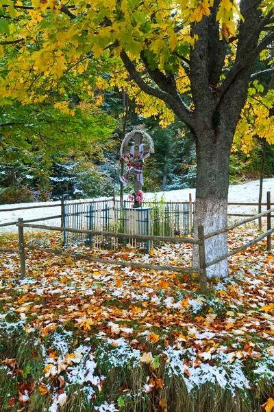 Cristianesimo croce vicino strada autunno — Foto Stock