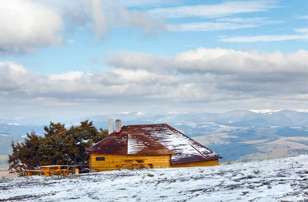 Casa de madeira no outono montanha colina — Fotografia de Stock