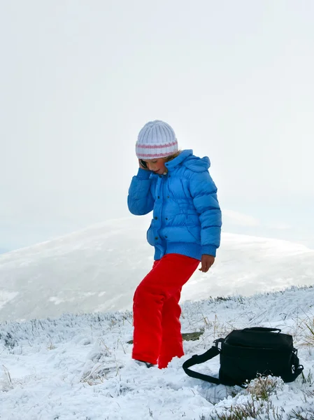 女孩说话的山冬季高原上的手机 — 图库照片