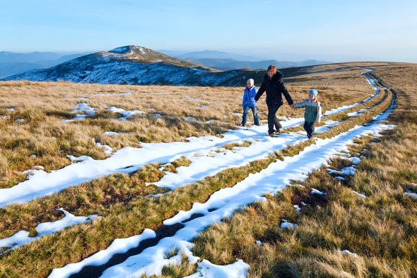 Aile yürümek ilk kış kar ile sonbahar dağ Plato üzerinde — Stok fotoğraf