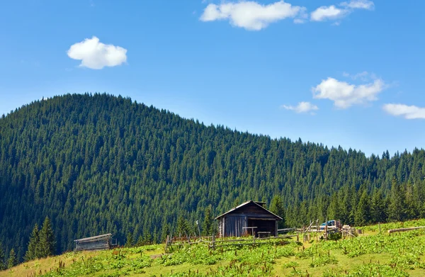 Letní horské farmy bouda — Stock fotografie