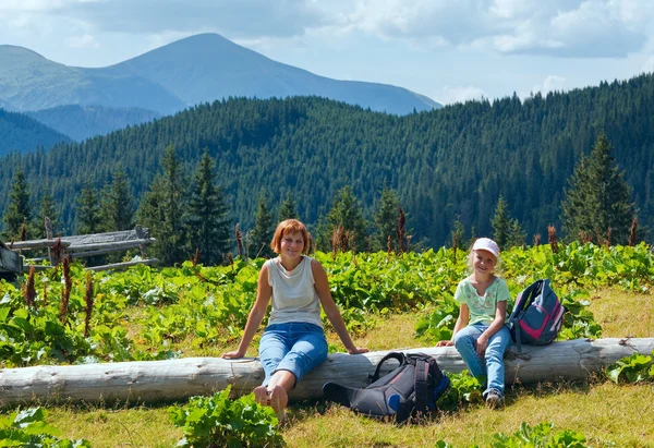 Family in summer mountain — Stock Photo, Image