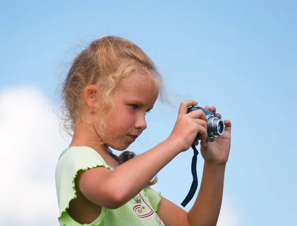 Petite fille avec appareil photo — Photo
