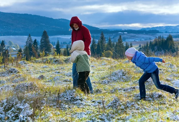 Erster Winterschnee im Herbst Berg und Familie auf Wanderschaft — Stockfoto