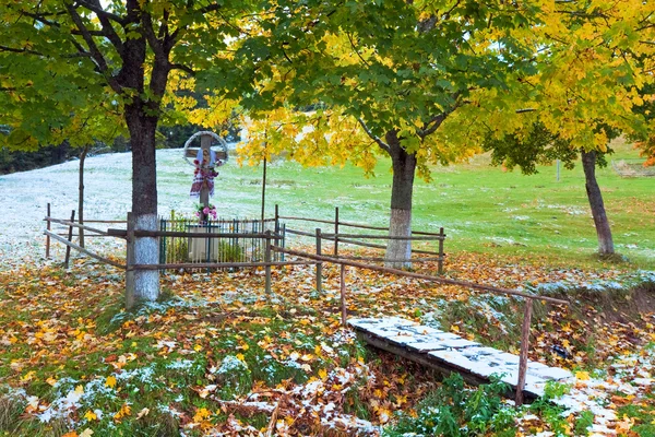 Christuskreuz nahe der Herbststraße — Stockfoto