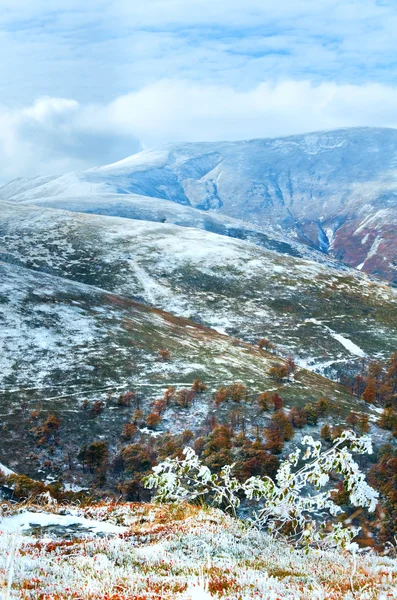 Первый зимний снег на осеннем горном плато — стоковое фото
