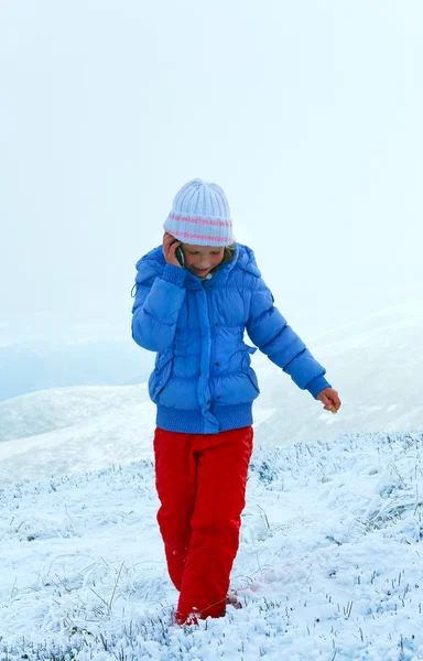 Lány beszélni a fennsíkon, hegyi tél cellphone — Stock Fotó