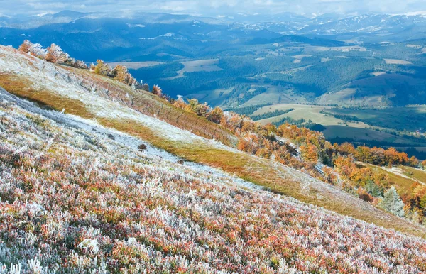 第一次冬季雪和秋季色彩缤纷叶面喷施山 — 图库照片