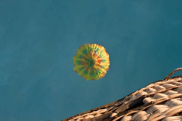 Hete lucht ballon vliegen over water — Stockfoto