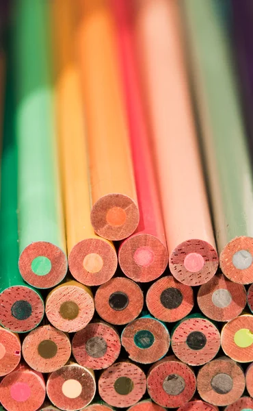 堆叠的颜色铅笔 — 图库照片