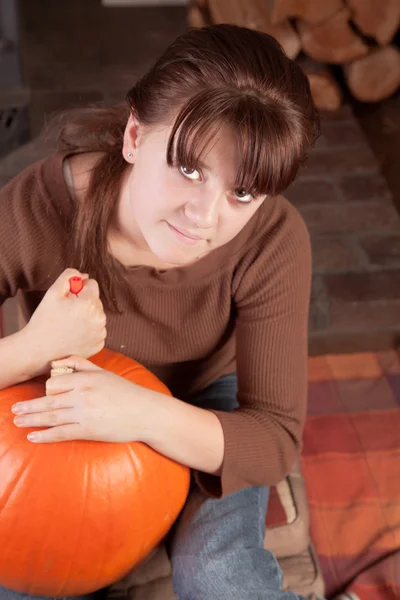 年轻女孩雕刻 pumpking — 图库照片