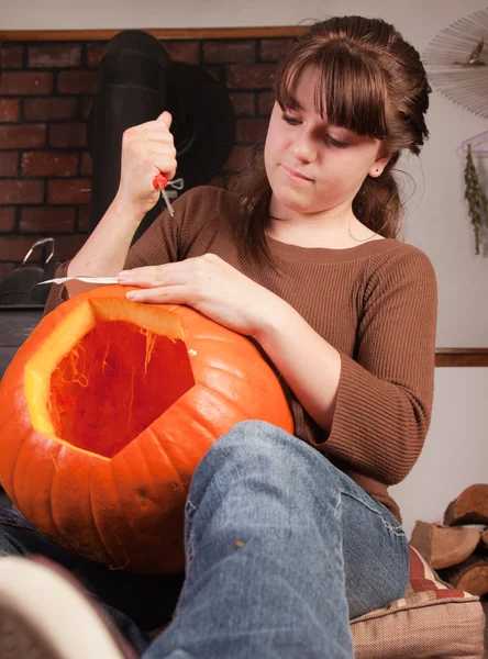 Genç kız bir pumpking oyma — Stok fotoğraf