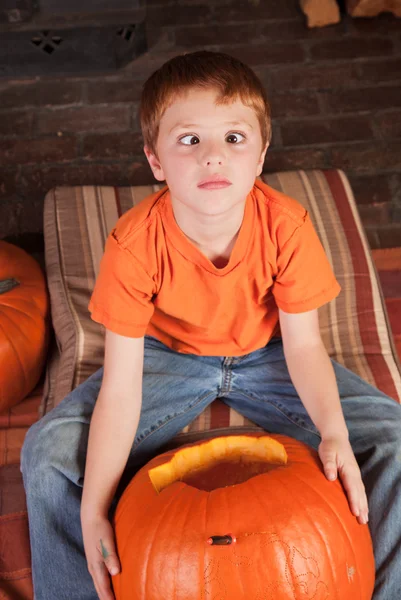 Young boy carving pumkins — Stock Photo, Image
