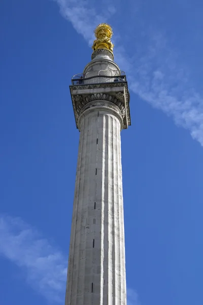 Пам'ятник і блакитне небо — стокове фото