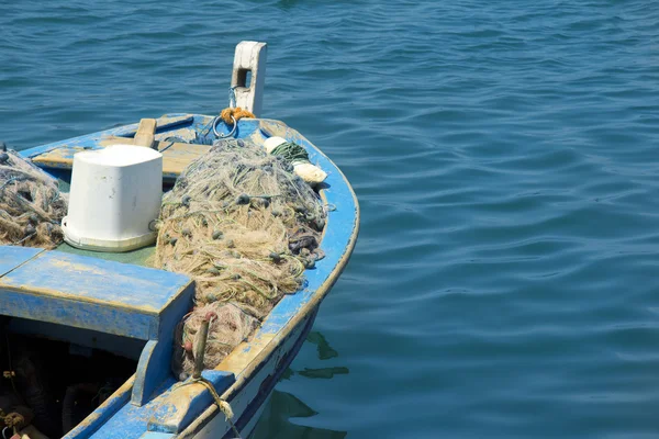 Рыбацкие лодки и море — стоковое фото