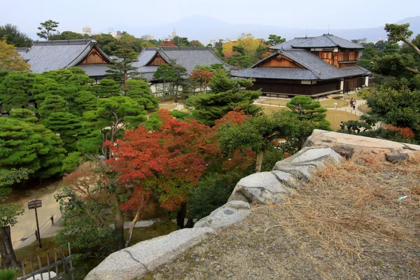 Castillo de Nijo en hojas de colores y árboles en Japón: Kouyou — Foto de Stock