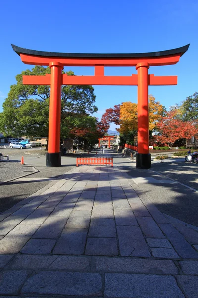 Тории в красочных листьев и деревьев в Японии: Фудзими Инари Kouyou — стоковое фото