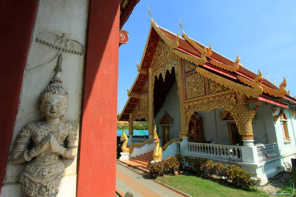 Hermoso templo y buddha en Tailandia: Chiangmai — Foto de Stock