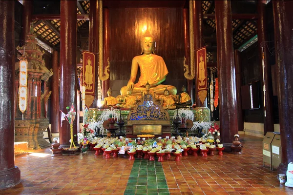 Belo templo e buddha na Tailândia: Chiangmai — Fotografia de Stock