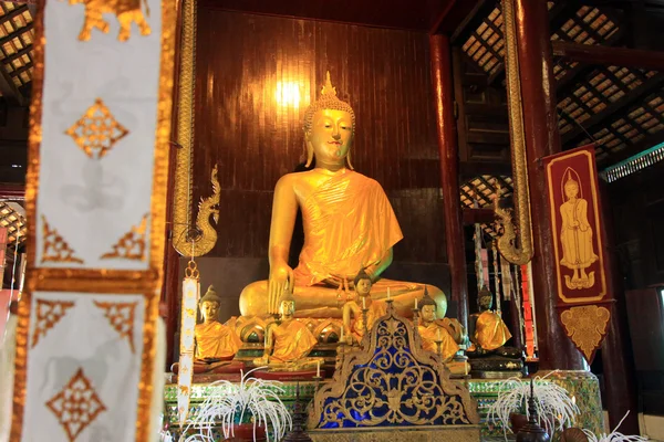 Belo templo e buddha na Tailândia: Chiangmai — Fotografia de Stock
