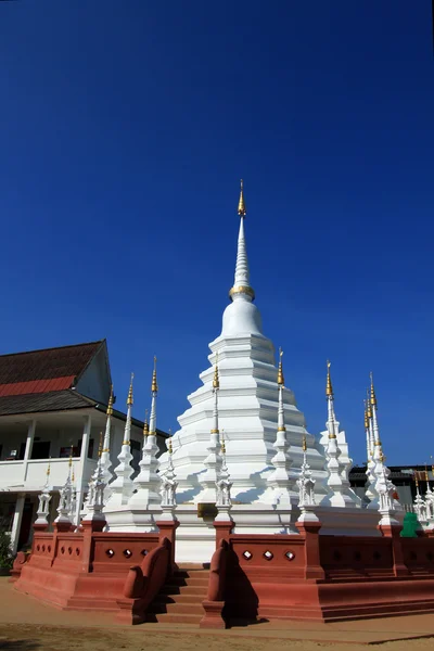 Hermoso templo y buddha en Tailandia: Chiangmai (Wat pun tao ) —  Fotos de Stock