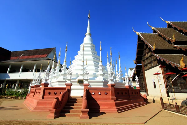 Hermoso templo y buddha en Tailandia: Chiangmai — Foto de Stock