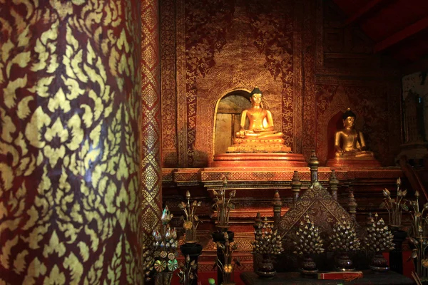 Hermoso templo y buddha en Tailandia: Chiangmai —  Fotos de Stock