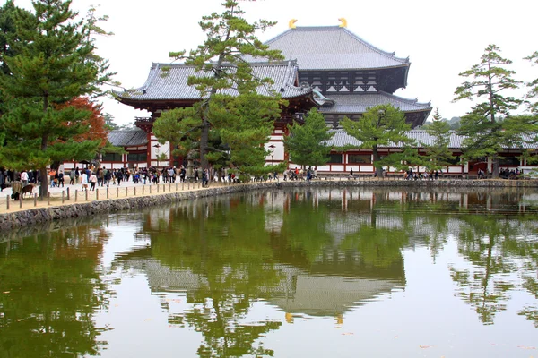 Antigo estilo templo japão em folha colorida e árvore no japão: Kouyou — Fotografia de Stock