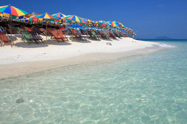 Sedia da spiaggia e ombrellone colorato sulla spiaggia, Phuket Thailandia — Foto Stock