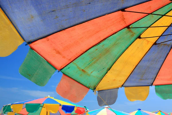 Plaj sandalye ve renkli şemsiye plajda, phuket Tayland — Stok fotoğraf