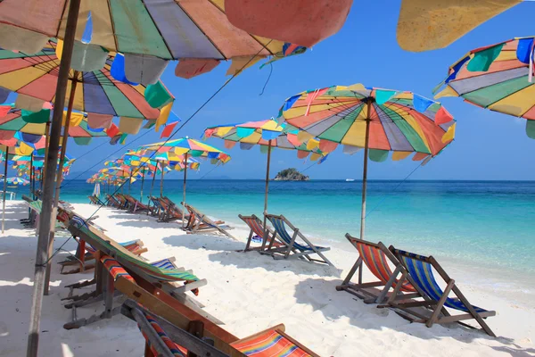 plaj sandalye ve renkli şemsiye plajda, phuket Tayland