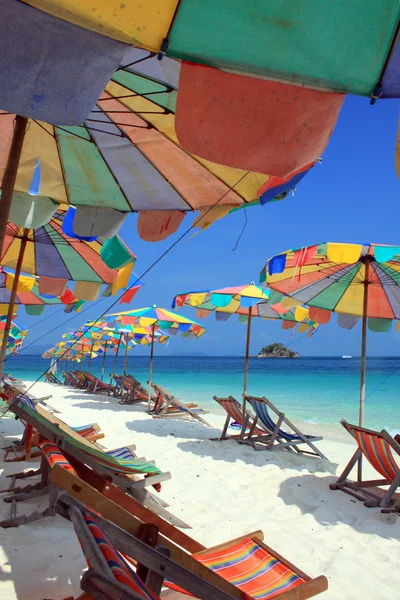 Пляжний стілець і барвисті парасольки на пляжі, Пхукет, Таїланд — стокове фото