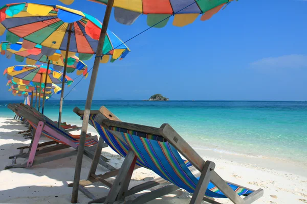 Liegestuhl und bunter Sonnenschirm am Strand, phuket thailand — Stockfoto