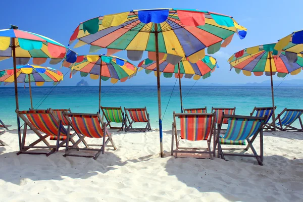 plaj sandalye ve renkli şemsiye plajda, phuket Tayland