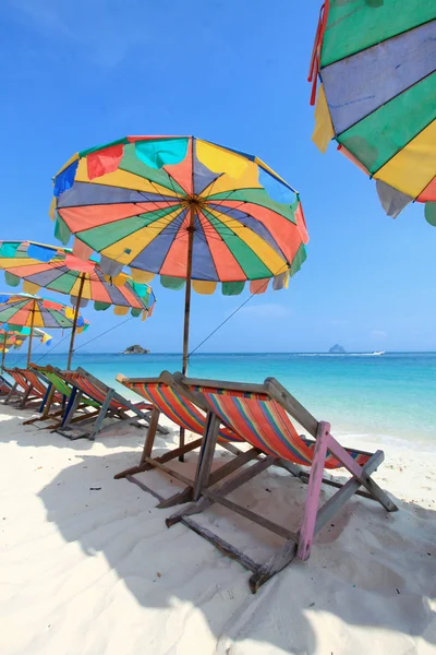 沙滩椅和花伞上海滩，泰国普吉岛 — 图库照片