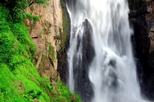 Hew Narok waterfall : Beautiful waterfall in Thailand at Khaoyai national p — Stock Photo, Image