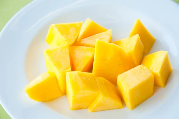 Mango op witte schotel: meest populaire en heerlijke Thaise fruit Rechtenvrije Stockafbeeldingen
