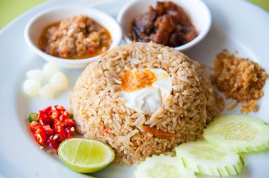 lezzetli Tayland geleneksel gıda: kızarmış pilav chili sos, domuz eti ve s