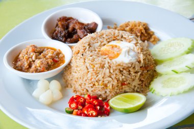 lezzetli Tayland geleneksel gıda: kızarmış pilav chili sos, domuz eti ve s